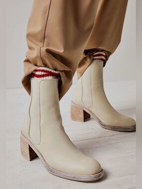 NWOT Free People Essential Chelsea Boots Leather Block Heel Cream 37